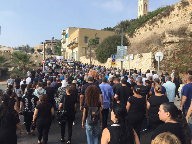 بالفيديو: الآلاف من أهالي مدينة يافا يشاركون في تشييع جثامين ضحايا حادث الطرق المروّع
